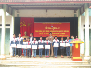 Đại diện lãnh đạo huyện Cao Phong tặng quà cho trẻ em nghèo vượt khó tại Lễ ra quân tháng thanh niên. 


