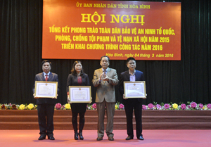 Đồng chí Nguyễn Văn Quang, Chủ tịch UBND tỉnh tặng bằng khen cho các tập thể có thành tích xuất sắc trong phong trào toàn dân BVANTQ và công tác phòng, chống tội phạm, ma túy, mại dâm, HIV/AIDS năm 2015.