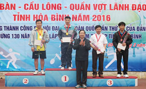 Đồng chí Bùi văn Cửu, Phó Chủ tịch TT UBND tỉnh trao huy chương nội dung bóng bàn đơn nam dưới 50 tuổi cho các vận động viên đạt giải nhất, nhì, ba.