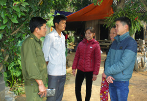 Từ khi triển khai mô hình xóm an toàn về ANTT, tổ an ninh xóm Bào 1,  xã Thanh Hối (Tân Lạc) thường xuyên đôn đốc các hộ trong xóm  thực hiện tốt nội dung đã ký trong bản cam kết.