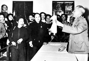 Chủ tịch Hồ Chí Minh thăm Hội nghị cán bộ nữ toàn miền Bắc năm 1956. (Ảnh TL).