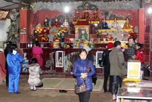 Sinh hoạt tâm linh của phật tử tại lễ hội chùa Tiên năm 2016  diễn ra trật tự, đúng quy định.