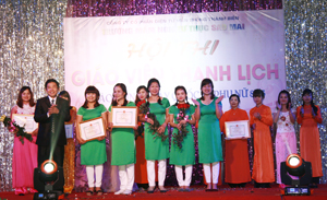 Lãnh đạo Công ty Công ty CP Điện tử viễn thông Thành Biên trao thưởng cho đội đạt giải nhất tại cuộc thi.
