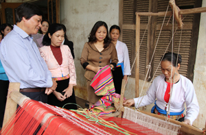 Đồng chí Trần Đăng Ninh, Phó Bí thư TT Tỉnh uỷ thăm chi hội phụ nữ thôn Cóm, xã Đông Lai, huyện Tân Lạc.