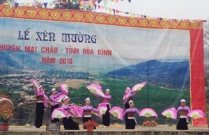 Tiết mục văn nghê đậm đà bản sắc dân tộc Thái tại lễ hội Xên Mường năm 2016.