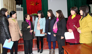 Lãnh đạo Hội LHPN tỉnh, Trung tâm hỗ trợ giáo dục và nâng cao năng lực cho phụ nữ  trao đổi về công tác phụ nữ và chủ đề bình đẳng giới trong bầu cử.