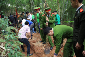 ĐV-TN huyện Mai Châu tham gia tu sửa, đào đắp thi công mương Nà Kêm, xóm Nà Cụt, xã Nà Phòn.