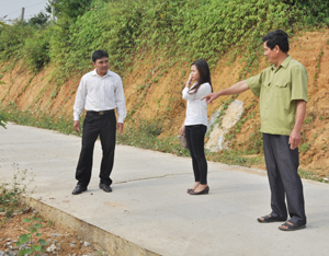 Ông Phạm Văn Chiến (bên phải), xóm Nam Sơn 2 trao đổi với  cán bộ xã Thu Phong (Cao Phong) về vận động người dân  tham gia hiến đất xây dựng NTM.