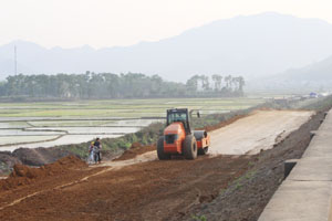 Dự án đường đê Quỳnh Lâm (TP Hoà Bình) đang được đẩy nhanh tiến độ thi công.