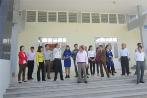 Các đại biểu tham quan Trung tâm học tập cộng đồng xã Đồng Tâm (Lạc Thủy),  công trình hoàn thành nhờ sự đồng thuận cao giữa chính quyền  và người dân trong quản lý, sử dụng đất.