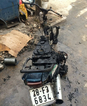 Chiếc xe mô tô Ware BKS 28 F3 – 6834 bị cháy rụi phần đầu.