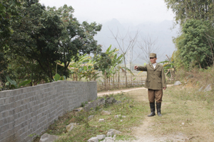 Phát huy phẩm chất bộ đội Cụ Hồ, ông Đinh Quang Huy, xóm Cò, xã Tuân Lộ (Tân Lạc) đã hiến 1.300 m2 đất thổ cư phục vụ mở đường khu vực diễn tập phòng thủ huyện và xây dựng NTM.