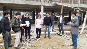 Trong quá trình học, các học viên đã đi khảo sát thực tế công tác giám sát cộng đồng tại công trình nhà văn hóa xã Hiền Lương.