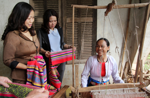 Lãnh đạo Hội LHPN tỉnh thăm quan làng nghề dệt thổ cẩm truyền thống xóm Cóm, xã Đông Lai (Tân Lạc).