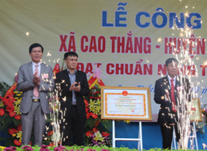 Thừa uỷ quyền của Chủ tịch UBND tỉnh, lãnh đạo Sở KH&ĐT trao tặng Bằng công nhận xã đạt chuẩn NTM cho xã Cao Thắng.