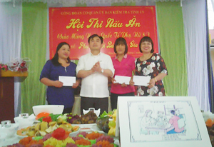 Lãnh đạo UBKT Tỉnh ủy trao thưởng cho các tổ nữ công tại hội thi nấu ăn.