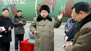 Nhà lãnh đạo CHDCND Triều Tiên Kim Jong Un gặp các nhà khoa học và kỹ sư trong lĩnh vực nghiên cứu vũ khí hạt nhân. (Ảnh: KCNA).