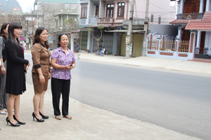 Bà Đỗ Thị Nhung (ngoài cùng bên phải) - Chi hội trưởng chi hội phụ nữ khu 6, thị trấn Mường Khến (Tân Lạc) giới thiệu với lãnh đạo Hội LHPN tỉnh và huyện Tân Lạc về mô hình “5 không, 3 sạch” của chi hội phụ nữ khu 6. 

 

