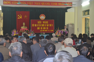 Đại diện đoàn ĐBQH tỉnh thông tin với cử tri xã Yên Bồng và xã Khoan Dụ về dự kiến nội dung kỳ họp thứ 11, Quốc hội khóa XIII. 


