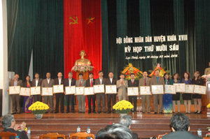 Lãnh đạo HĐND huyện Lạc Thuỷ trao tặng giấy khen cho các cá nhân có đóng góp tích cực trong thực hiện nhiệm vụ công tác HĐND huyện nhiệm kỳ 2011 - 2016.

