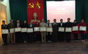 Lãnh đạo huyện Cao Phong khen thưởng cho các tập thể có thành tích xuất sắc trong hoạt động của HĐND khóa XVIII, nhiệm kỳ 2011 - 2016.
