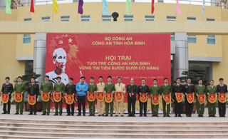 Lãnh đạo Công an tỉnh, Tỉnh Đoàn thanh niên tặng cờ lưu niệm cho các đội.