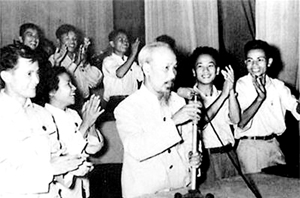 Chủ tịch Hồ Chí Minh nói chuyện với đại biểu dự Đại hội Đoàn toàn quốc  lần thứ II năm 1956 tại Nhà hát Lớn Hà Nội. ảnh: t.l