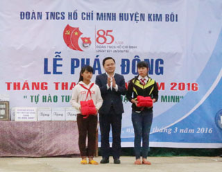 Đồng chí Nguyễn Anh Tuấn, Bí thư T.Ư Đoàn trao quà cho đại diện các em học sinh của 2 trường tiểu học Thượng Tiến và Vĩnh Đồng (Kim Bôi).