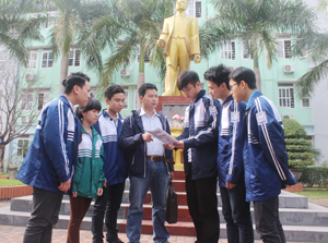 Thầy Phạm Đình Mẫn cùng đội tuyển vật lý trao đổi,  rút kinh nghiệm sau kỳ thi học sinh giỏi quốc gia năm 2016.