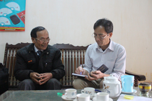 Giám đốc HTX nông nghiệp dịch vụ tổng hợp Bắc Sơn trao đổi với phóng viên Báo Hòa Bình về kết quả hoạt động của HTX sau hơn 3 năm thành lập

