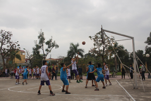 Trận thi đấu bóng rổ nam giữa 2 đội trường THPT Công Nghiệp 2 và THPT chuyên Hoàng Văn Thụ


