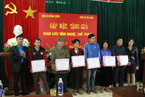 Bí thư Đoàn Thanh niên xã Yên Mông trao quà cho các hộ gia đình chính sách xã Mường Chiềng (Đà Bắc). 

