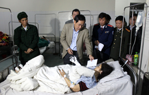 Đồng chí Nguyễn văn Quang, Chủ tịch UBND tỉnh, Trưởng Ban ATGT tỉnh thăm hỏi, động viên người bị nạn.