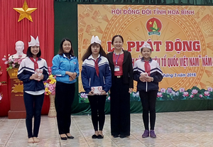 Ban tổ chức trao giải thưởng cho 3 học sinh xuất sắc nhất của phần thi“Rung chuông vàng”. 

                               
