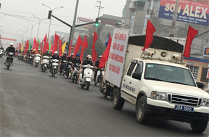 Đoàn diễu hành cổ động, tuyên truyền hưởng ứng Ngày Quyền của NTD Việt Nam 15/3 trên tuyến đường Đại lộ Thịnh Lang.