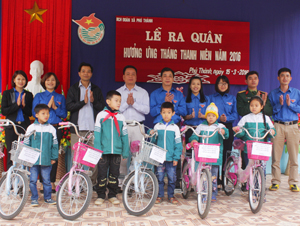 Báo Hòa Bình tặng 5 chiếc xe đạp cho 5 học sinh trường Tiểu học xã Phú Thành (Lạc Thủy) có hoàn cảnh khó khăn vươn lên trong học tập.