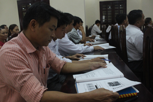 Các đồng chí lãnh đạo đảng ủy, UBND xã, thị trấn huyện Lạc Sơn tìm hiểu Luật sửa đổi, bổ sung một số điều của Luật BHXH, BHYT

