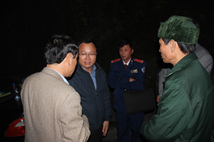 Đồng chí Khuất Việt Hùng, Phó Trưởng ban thường trực Ban ATGT Quốc gia tại hiện trường vụ tai nạn nắm tình hình phối hợp với địa phương chỉ đạo giải quyết vụ việc.

