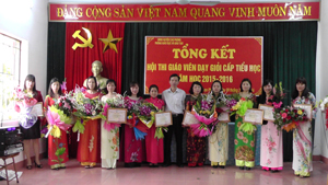Lãnh đạo phòng GDĐT Cao Phong trao giải cho giáo viên đoạt giải
