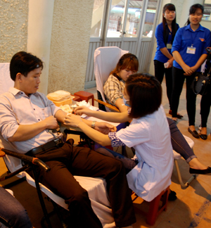 Thầy Hưng tham gia Ngày hội hiến máu do Sở GD&ĐT tổ chức năm 2016

