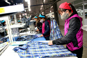 Sau tết Nguyên đán 100% công nhân công ty may Esquel Việt Nam tại KCN Lương Sơn đã bắt tay vào sản xuất.

