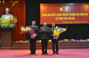 Thượng tướng Bùi Quang Bền, Thứ trưởng Bộ Công an trao quyết định điều động của Bộ trưởng Bộ Công an cho giám đốc Công an 2 tỉnh Hòa Bình và Hà Nam.
