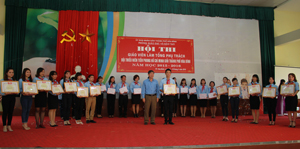 Lãnh đạo thành phố trao thưởng cho thí đạt giải nhất trong hội thi giáo viên làm tổng phụ trách đội giỏi Tp.Hoà Bình năm học 2015-2016

