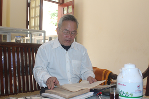 Ông Nguyễn Văn Vĩnh và cuốn sổ tay công tác khuyến học của chi họ Nguyễn từ năm 1988.