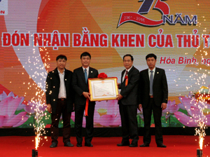Thừa ủy quyền, đồng chí Nguyễn Văn Quang, Phó Bí thư Tỉnh ủy, Chủ tịch UBND tỉnh trao bằng khen của Thủ tưởng Chính phủ cho công ty Hoàng Sơn đã có thành tích xuất sắc trong hoạt động sản xuất kinh doanh giai đoạn 2010-2015.

 

