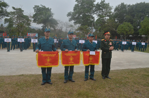 Lãnh đạo Ban CHQS thành phố Hòa Bình trao cờ cho các đơn vị đạt thành tích cao trong hội thao.

