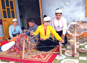 Làng nghề dệt thổ cẩm dân tộc Mường xóm Cóm, xã Đông Lai (Tân Lạc) đang được khôi phục phát triển.

