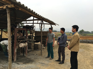 Anh Đinh Văn Khánh, Bí thư chi đoàn xóm Tân Phúc, xã Bảo Hiệu (đứng thứ 3 từ phải sang trái) giới thiệu mô hình sản xuất gạch bê tông do anh làm chủ.

