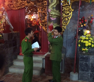 Cán bộ phòng Cảnh sát PCCC&CN,CH (Công an tỉnh) kiểm tra bình chữa cháy tại khu di tích danh thắng chùa Tiên, xã Phú Lão (Lạc Thủy).

