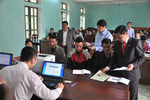 Các đồng chí lãnh đạo NHCSXH tỉnh và Huyện ủy, UBND huyện Đà Bắc kiểm tra tình hình giải ngân. 

 

